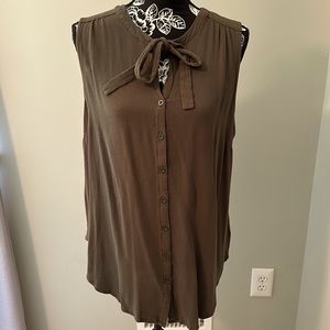 🧡🍁🧡 TORRID OLIVE GREEN SLEEVELESS TOP SIZE 2 (runs small more like a 1x)